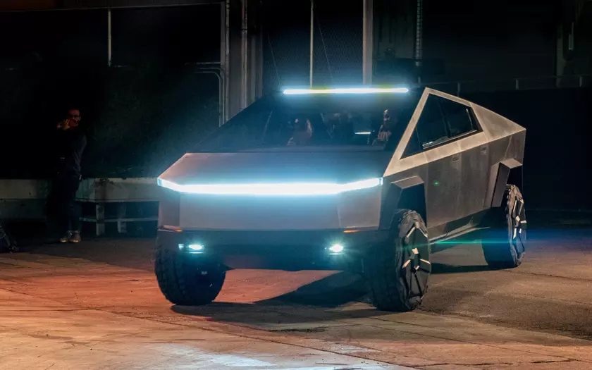 Илон Маск пообещал в ближайшее время показать обновлённый Tesla Cybertruck