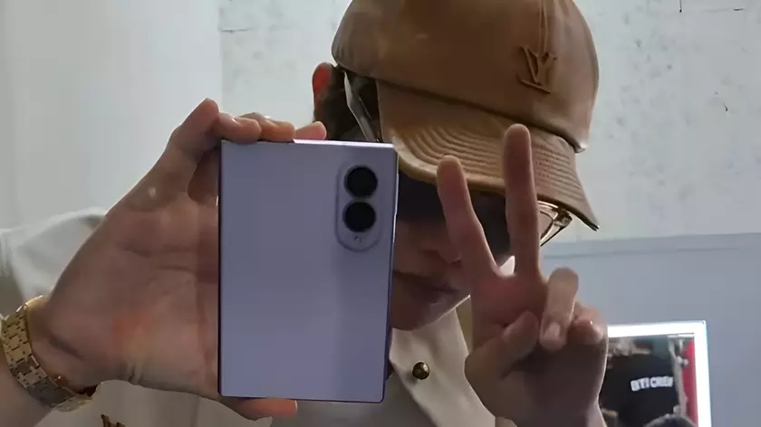J-Hope демонстрирует новый Galaxy Z Fold 8: взгляд на будущее складных устройств