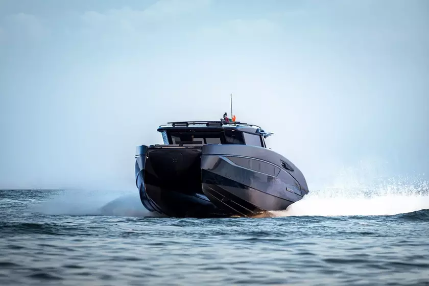 Скоростной катамаран Brabus Ultima 55 на воде