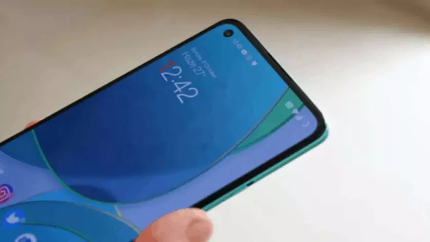 OnePlus 9 впервые показали на «живом» фото, а OnePlus 9 Pro — на схематических изображениях