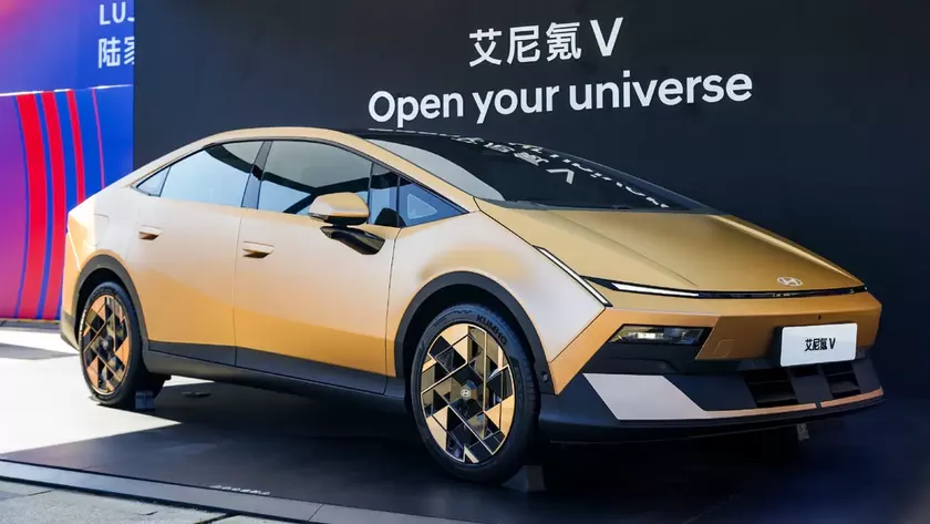 Электромобиль Hyundai Ioniq V на фоне презентационного стенда