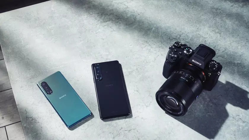 Смартфоны Sony Xperia 1 III и Xperia 5 III поступят в продажу лишь через 4–5 месяцев после анонса, но зато с наушниками в подарок