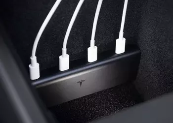 Tesla выпустила фирменный USB-хаб для Model 3 и Model Y, который подходит только для последних моделей
