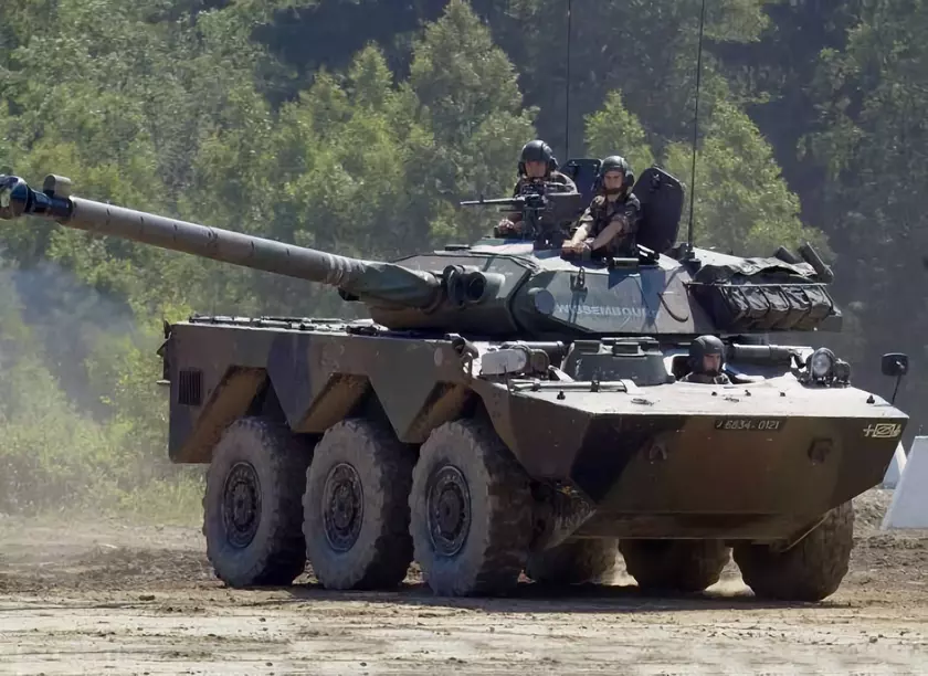Министр обороны Франции: Украина получила первую партию колёсных танков AMX-10RC
