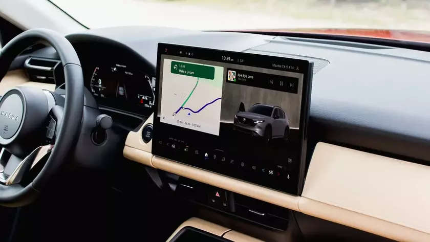 Интерьер новой Mazda CX-5 с большим экраном