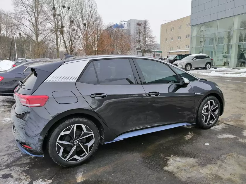 Электромобиль Volkswagen ID.3 с батареей на 58 кВт⋅ч и запасом хода в 425 км уже приехал в Украину (на самом деле нет)