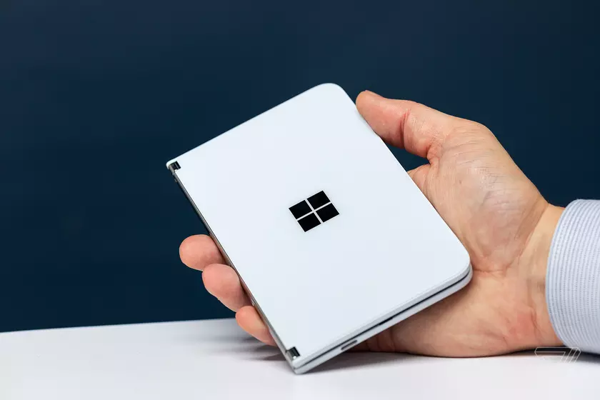 Складной Microsoft Surface Duo не получит Android 11 до лета