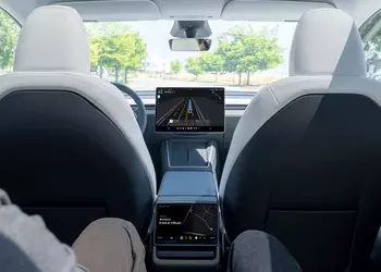 Маск обещает, что к концу 2025 года сервис Robotaxi охватит половину населения США
