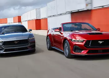 Продажи Ford Mustang в США упали до исторического минимума, в то время как электрический Mustang Mach-E побил рекорд