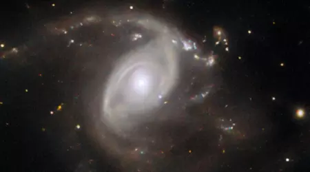 Le télescope Hubble a pris une photo étonnante d'une supernova lumineuse dans une galaxie lointaine située à quelque 650 millions d'années-lumière.