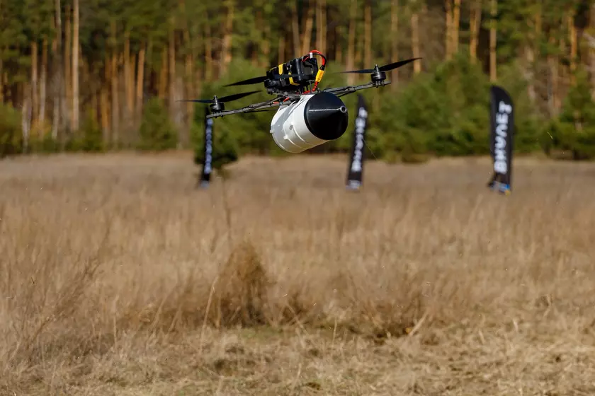 Революция в дронинге: Украинские FPV-дроны получают подключение через оптоволокно