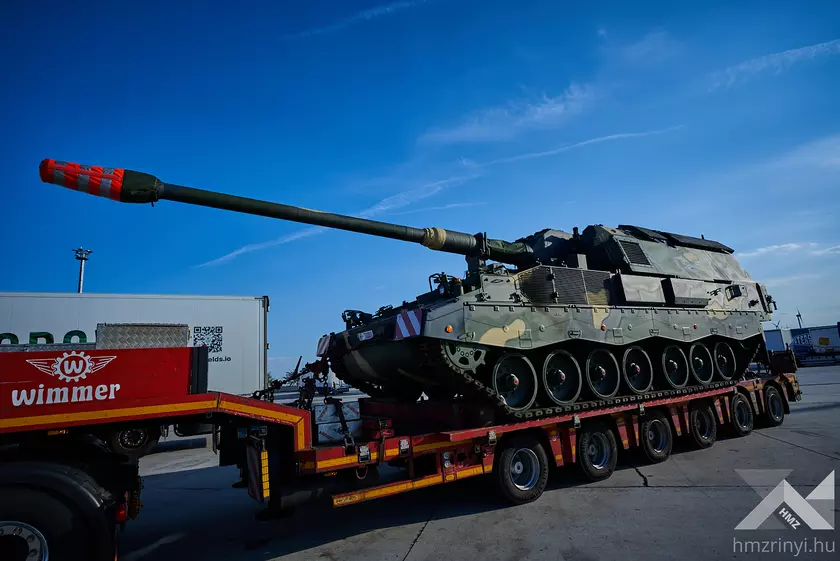 Венгрия получила первые самоходные гаубицы Panzerhaubitze 2000 в рамках контракта на $565 млн