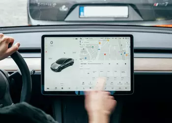 NHTSA обвинила автопилот Tesla в сотнях аварий и десятках смертельных случаев