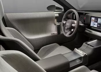 Главный дизайнер Audi хочет отказаться от больших экранов в будущих моделях