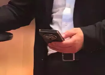 Глава Huawei уже ходит со смартфоном, который складывается в трое