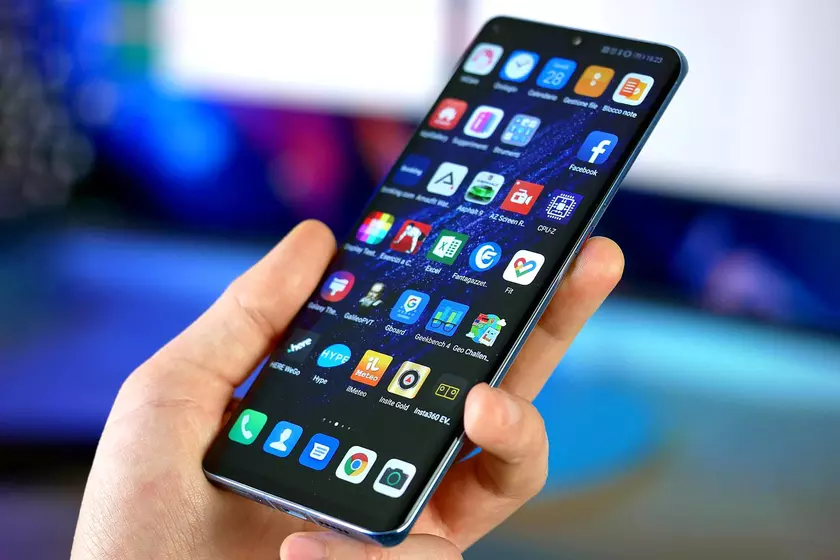 Huawei добавит в оболочку EMUI 11 функцию, которая позволит отвечать на звонки с любого типа устройства
