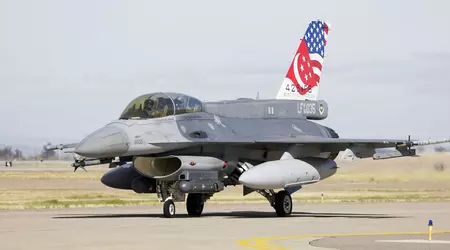 Singapour a modernisé tous ses avions de chasse F-16C/D/D/D+ Block 52/52+. Les avions sont équipés d'un nouveau radar, d'un missile Python 5 et de bombes LJDAM, et pourront voler pendant plus de dix ans.