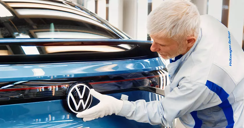 Как Volkswagen преображает электромобили: VW ID.5 в световом туннеле