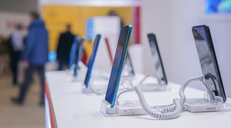 Китай різко скоротив постачання смартфонів до Росії і майже зупинив постачання телекомунікаційного обладнання