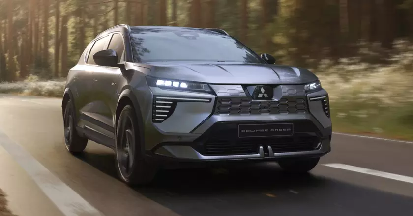 Mitsubishi Eclipse Cross электрический на прибрежной дороге
