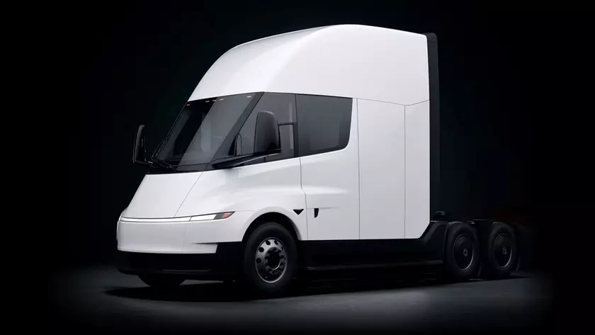 Электрическая грузовика Tesla Semi на дороге