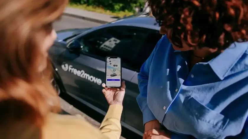 Логотип сервиса Free2move на фоне города