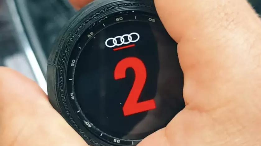 Умная ручка КПП с экраном часов TicWatch в салоне Audi A4 B5