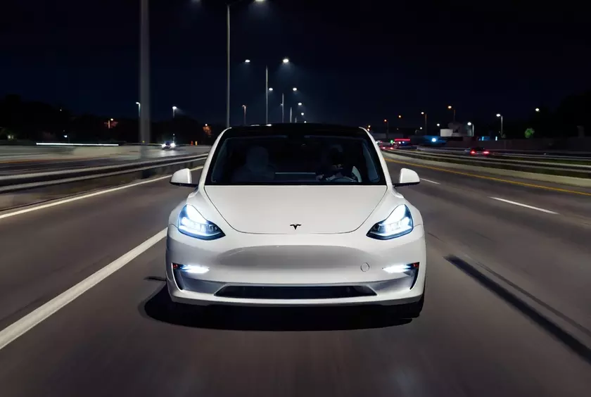 Электромобиль Tesla на автопилоте