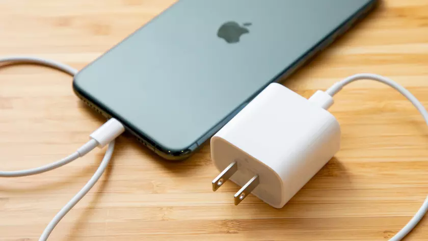 iPhone 11, iPhone XR и  iPhone SE (2020), как и iPhone 12, лишились комплектного блока питания и наушников EarPods