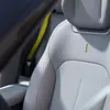 Яркие желтые ремни безопасности в Lynk & Co 02
