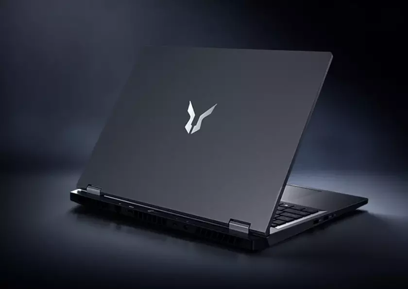 Игровой ноутбук Lenovo Lecoo Bellator 7000 с открытым экраном