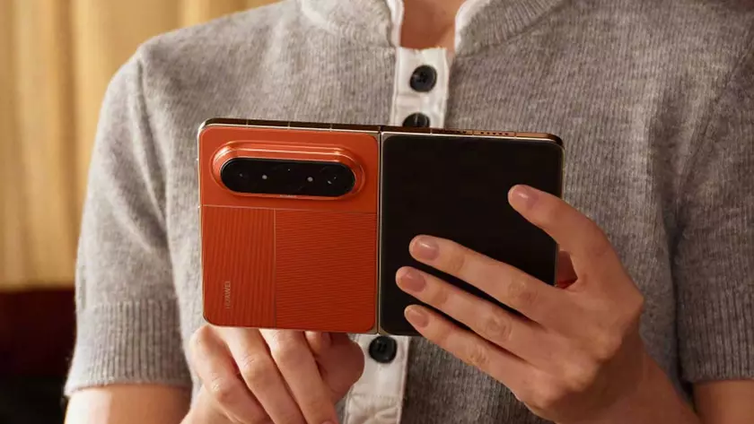 Складной смартфон Huawei Pura X Max в развернутом виде