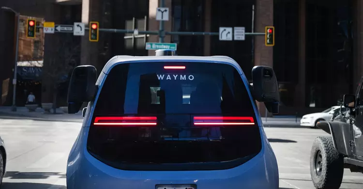 Un robotaxi Waymo a livré deux ...