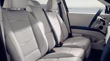 Hyundai has revealed the centre front seat of the new Palisade: it's not as wide as the driver's seat, but it's not child-sized either