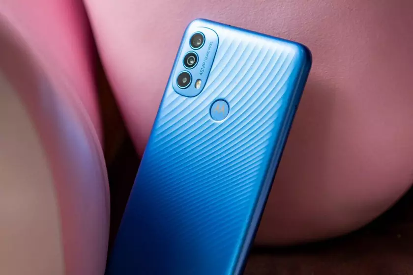 Moto E30 – Unisoc T700, 48-МП камера и Android 11 Go по цене €129