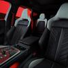 Aston Martin DBX S - вид на тлі природи
