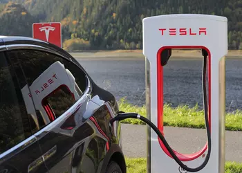 Правительство США начало расследование столкновений автомобилей Tesla Autopilot с машинами экстренных служб