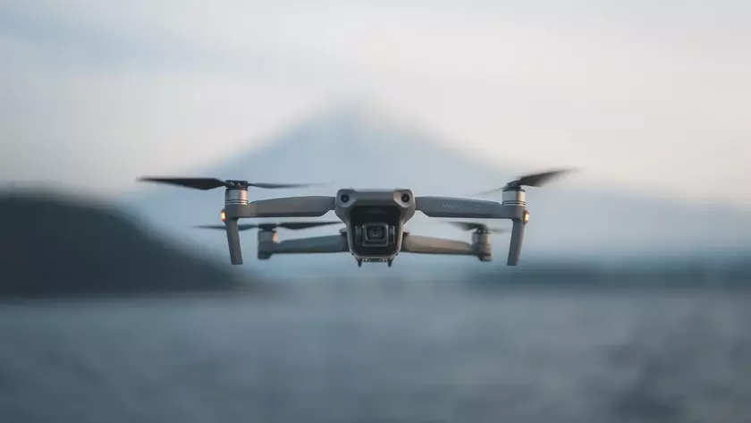 Сингапур оштрафовал владельца DJI Mavic Air 2 за фотографирование девушки недалеко от военной базы