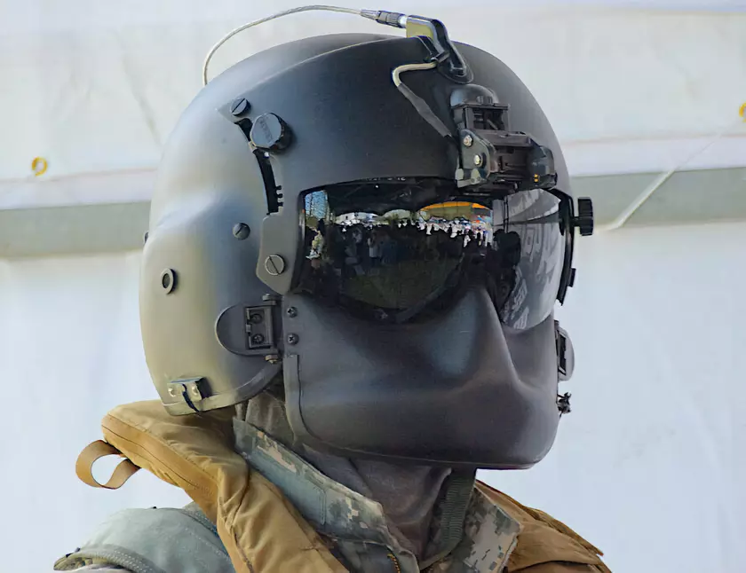 Американский авиационный шлем HGU-56/P спас жизнь украинскому пилоту после того, как его вертолёт сбила российская ракета