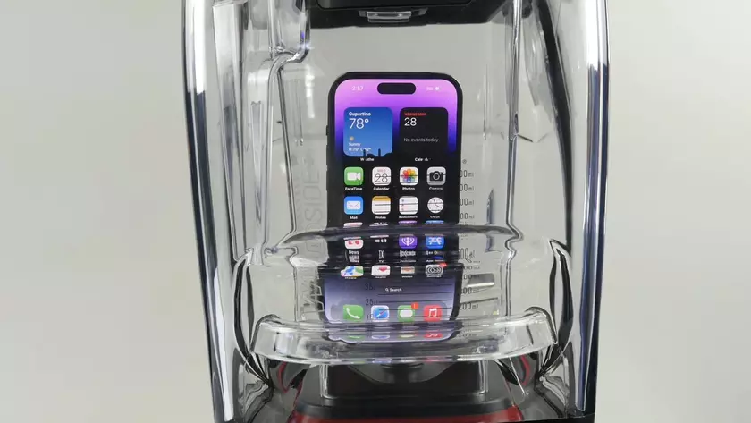 iPhone 14 Pro безжалостно перемололи в блендере: кухонная техника сломалась, а камеры смартфона остались целы (видео)