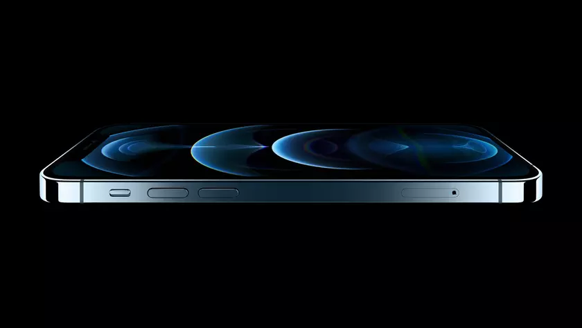 Бессмертный айфон: женщина упустила iPhone 12 Pro с 26 этажа — и он остался цел!