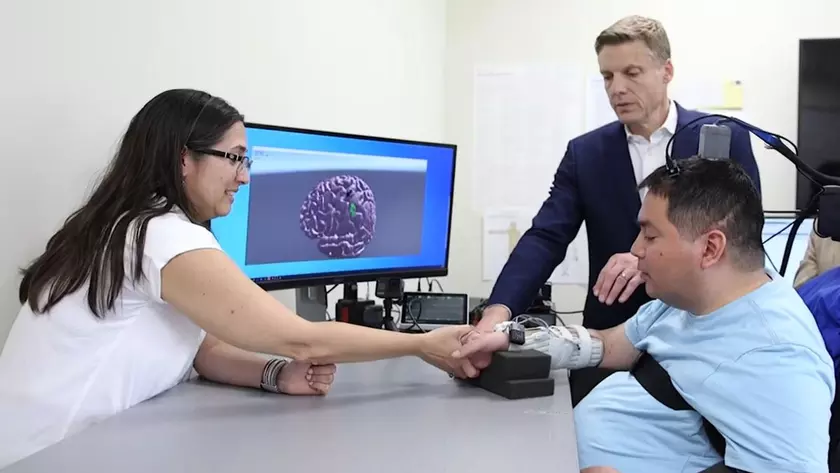 Пациент с нейроинтерфейсом во время тренировки