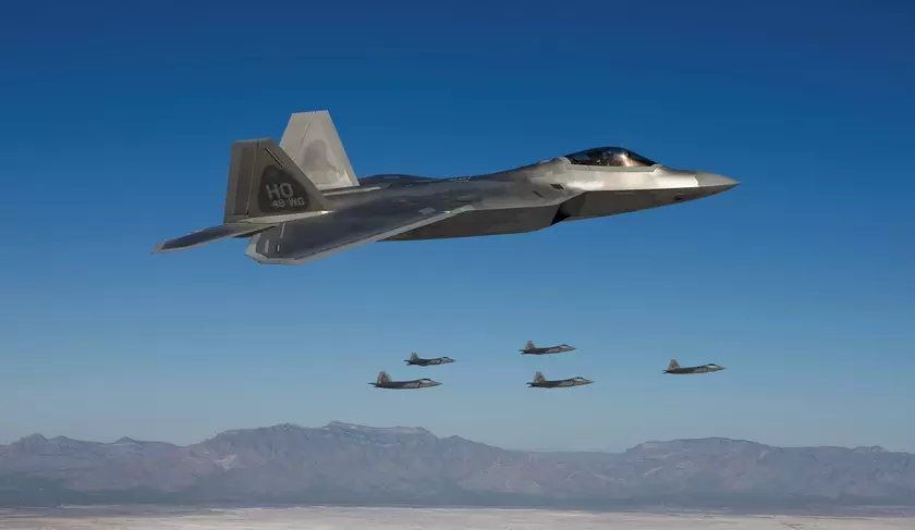 Американские F-22 и F-16 возле Аляски совершили перехват группы российских самолётов, включая ядерные бомбардировщики Ту-95 и истребители Су-35