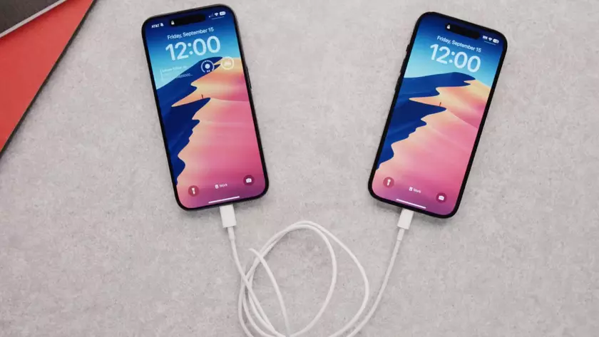 iPhone 15 могут заряжать другие смартфоны, часы и наушники: как это работает