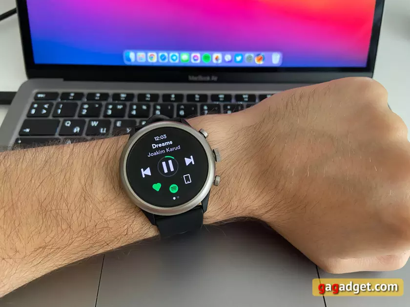 В приложении Spotify на Wear OS появилась возможность скачивать музыку