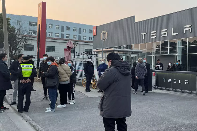 Новоиспечённые владельцы автомобилей Tesla устроили протесты в Китае из-за резкого падения стоимости машин