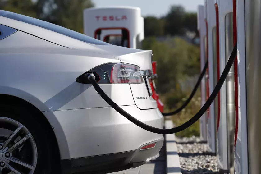 По примеру Apple: Tesla убрала зарядку из комплекта поставки своих электрокаров