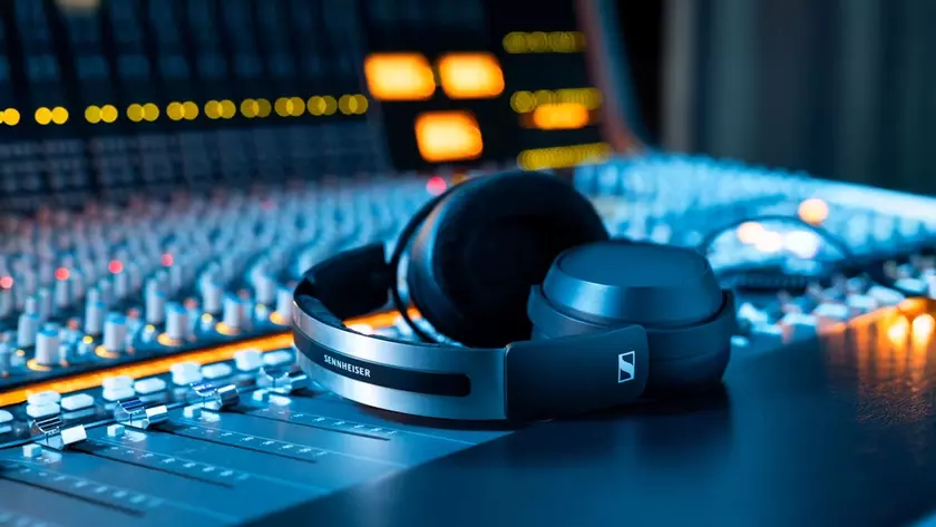 Профессиональные наушники Sennheiser HD 480 Pro на студийном столе
