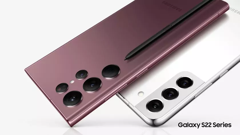 Смартфон Samsung Galaxy S22 Ultra на столе