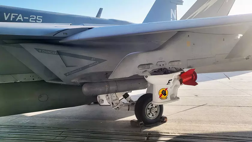 ВМС США показали истребитель F/A-18E Block III Super Hornet с унитазом в роли бомбы
